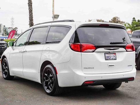 Used 2018 Chrysler Pacifica Limited FWD image 5