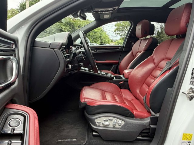 Certified 2024 Porsche Macan GTS AWD/4WD image 12