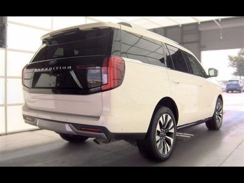 Used 2025 Ford Expedition Platinum w/ Driver's Package AWD/4WD image 4