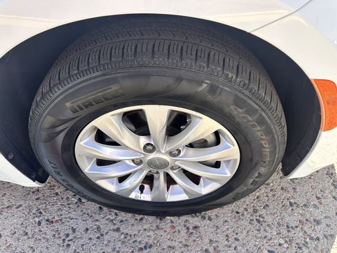 Used 2018 Chrysler Pacifica Touring-L image 39