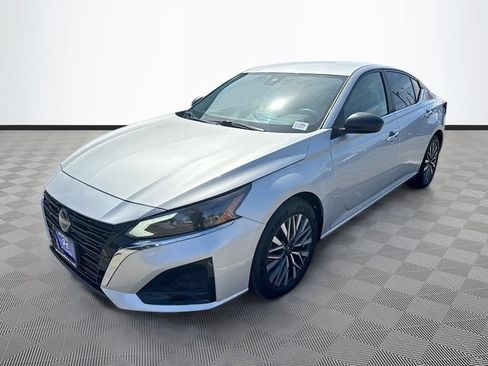 Used 2024 Nissan Altima 2.5 SV FWD image 3