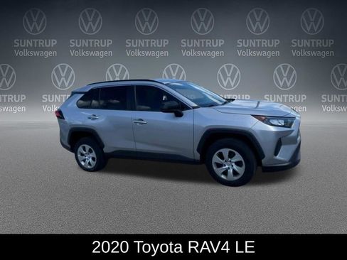 Used 2020 Toyota RAV4 LE FWD image 2