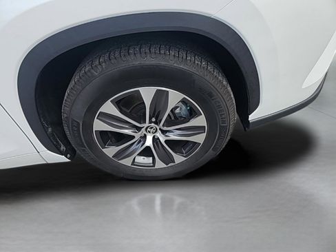 Used 2022 Toyota Highlander XLE image 18