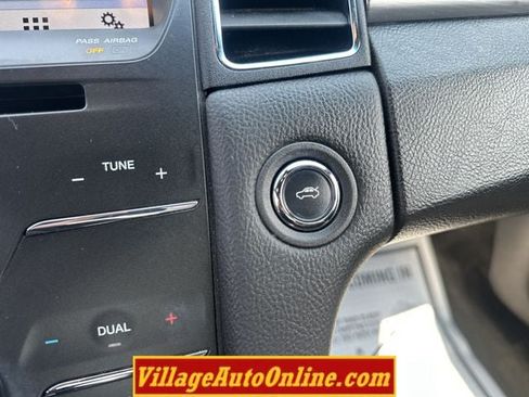 Used 2018 Ford Taurus SEL w/ Equipment Group 201A FWD image 17