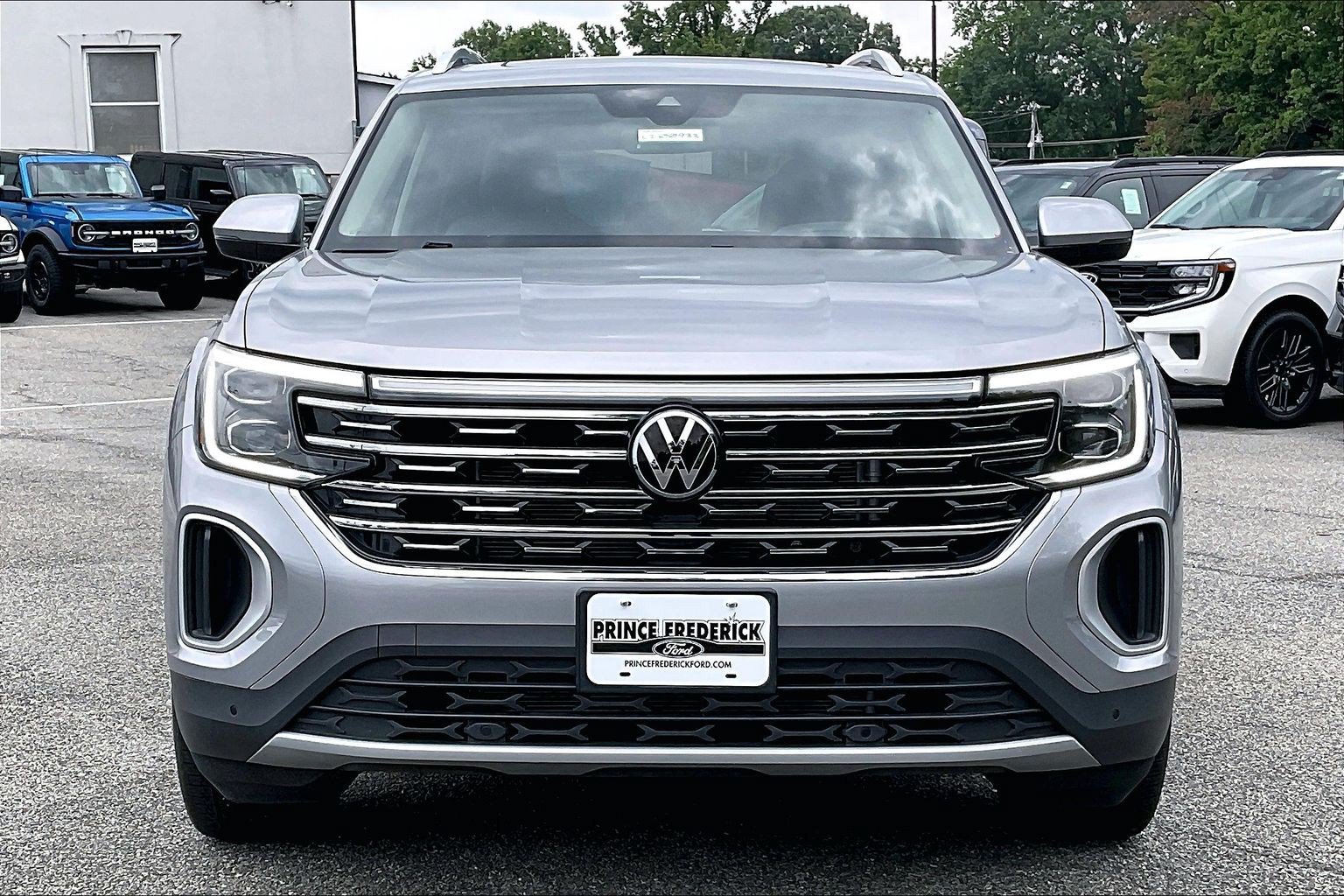 Used 2025 Volkswagen Atlas SEL AWD/4WD image 2