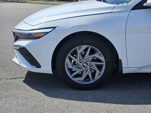 New 2026 Hyundai Elantra Hybrid FWD image 9