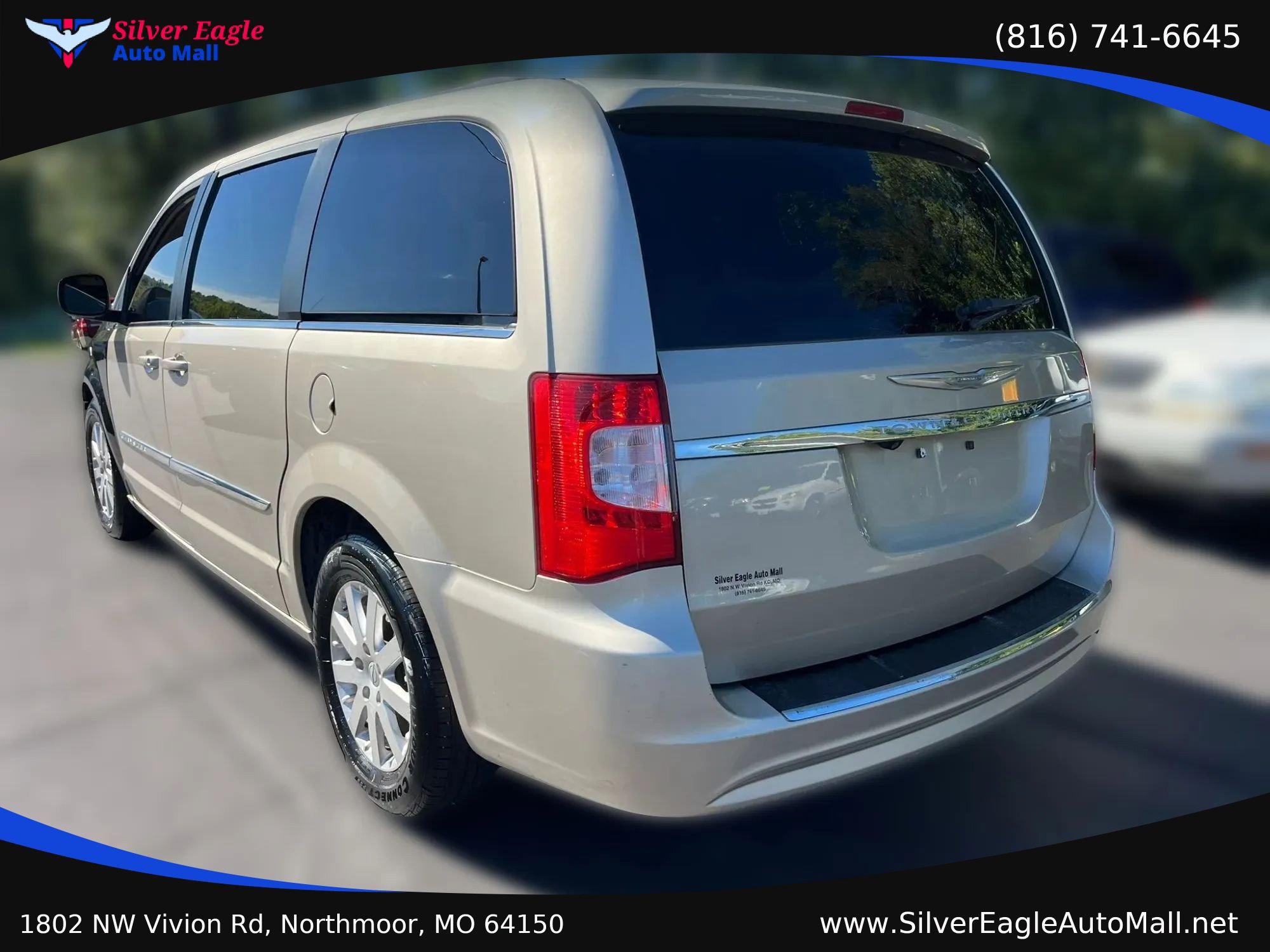 Used 2012 Chrysler Town & Country Touring w/ Entertainment Group #1 FWD image 4