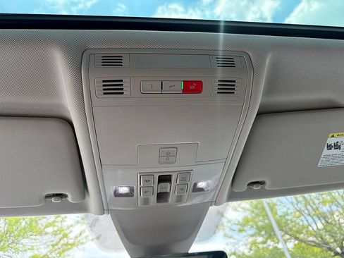 Used 2023 Volkswagen Tiguan SE w/ Panoramic Sunroof Package FWD image 25
