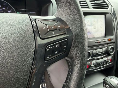 Used 2018 Ford Explorer XLT w/ Equipment Group 202A AWD/4WD image 22