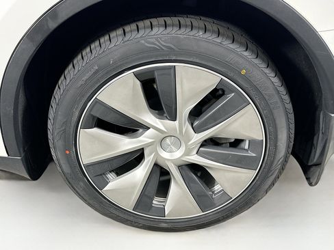 Used 2021 Tesla Model Y Long Range AWD/4WD image 11