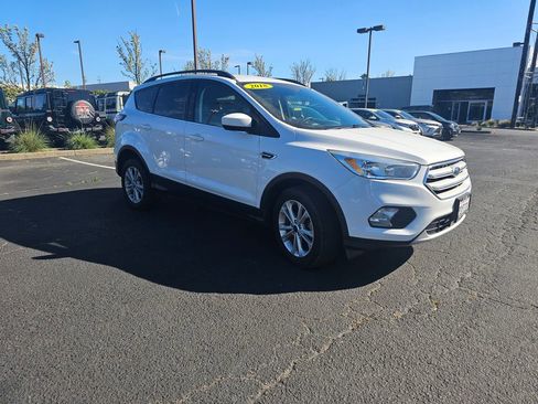 Used 2018 Ford Escape SE image 2