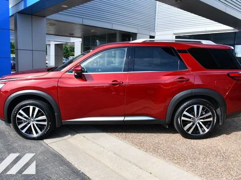 Used 2024 Nissan Pathfinder Platinum AWD/4WD image 3