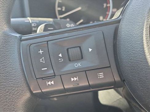 Used 2023 Nissan Rogue SV AWD/4WD image 16