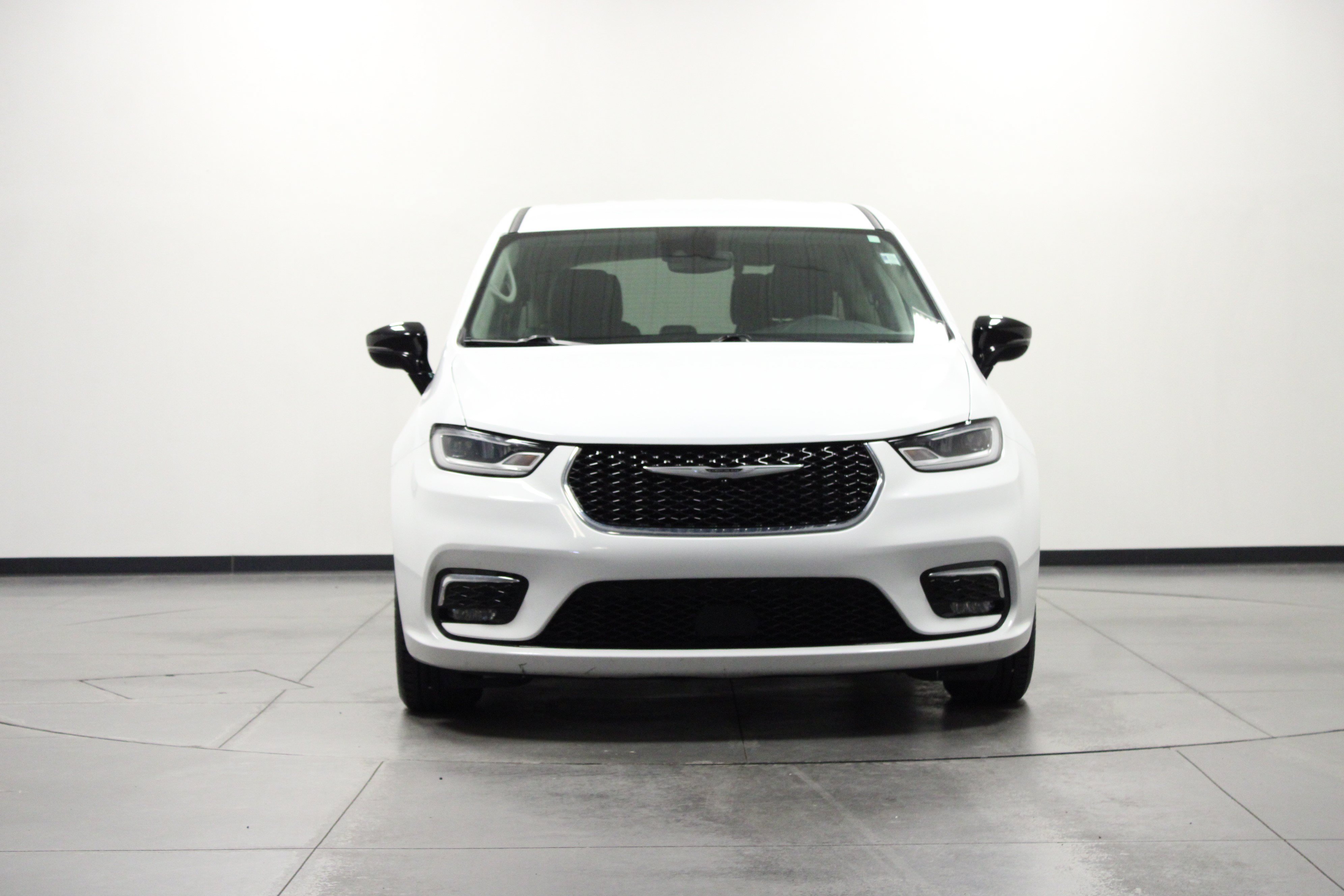 Used 2024 Chrysler Pacifica Touring-L FWD image 9