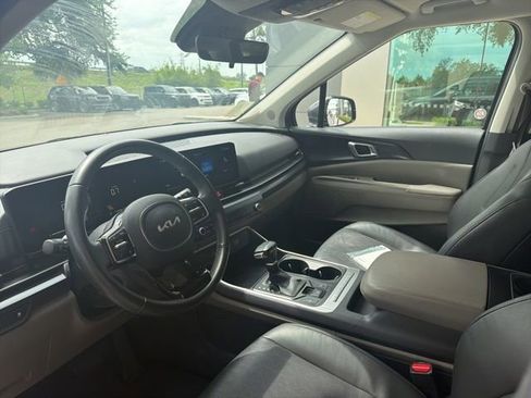 Used 2025 Kia Carnival FWD image 6