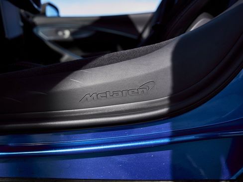 Used 2025 McLaren Artura Spider image 41