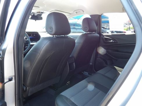 Used 2025 Chevrolet Trax LT FWD image 8