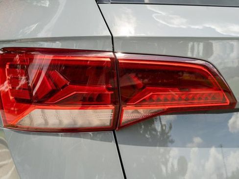 Used 2022 Volkswagen Taos SE FWD image 11
