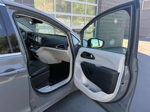Used 2023 Chrysler Pacifica Touring-L FWD image 43