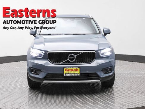 Used 2021 Volvo XC40 T4 Momentum FWD image 2