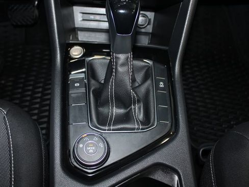 Used 2024 Volkswagen Taos SE w/ Panoramic Sunroof Package AWD/4WD image 18