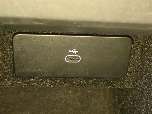 Used 2025 Land Rover Range Rover Sport SE image 32