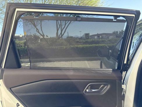 Used 2021 Nissan Rogue Platinum image 12