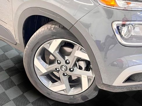 Used 2025 Hyundai Venue SEL image 24