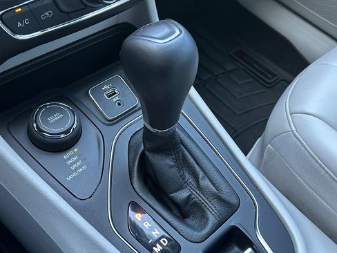 Used 2021 Jeep Cherokee Latitude Plus AWD/4WD image 21