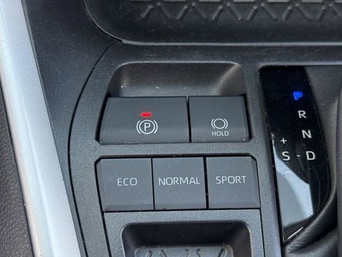 Used 2022 Toyota RAV4 LE image 22