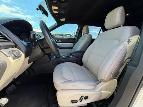 Used 2018 Ford Explorer XLT FWD image 12
