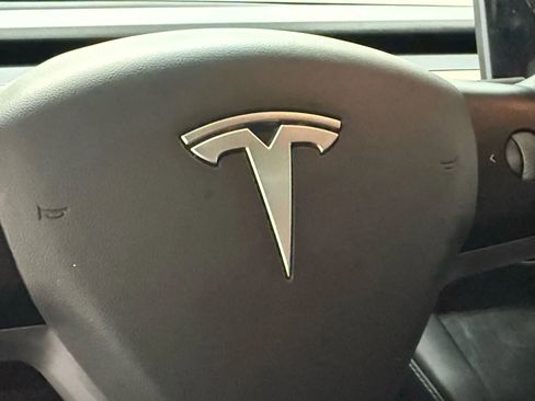 Used 2022 Tesla Model Y Long Range image 23