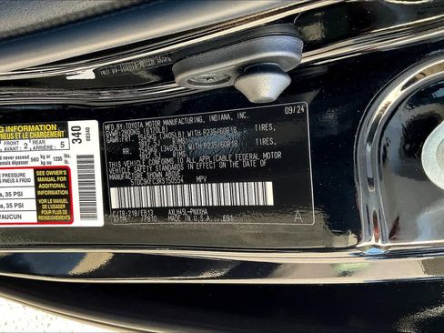 Used 2024 Toyota Sienna XLE Woodland Edition image 32