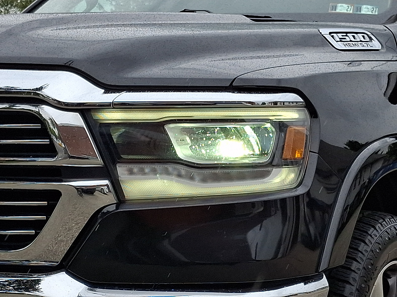 Used 2019 RAM 1500 Laramie AWD/4WD image 9