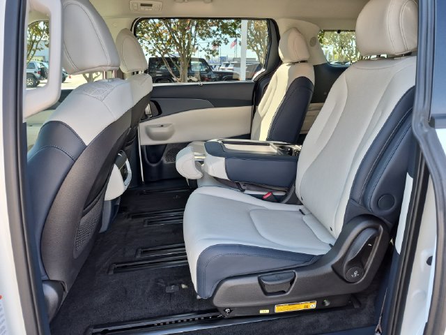 Used 2026 Kia Carnival EX FWD image 20