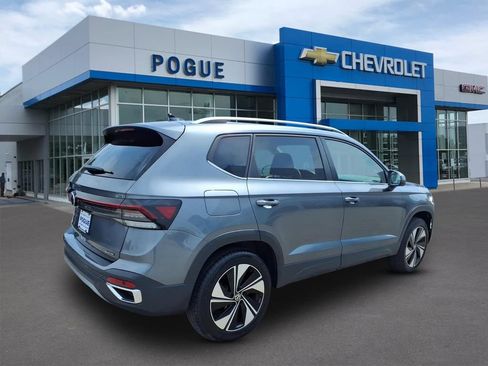 Used 2025 Volkswagen Taos SE AWD/4WD image 2