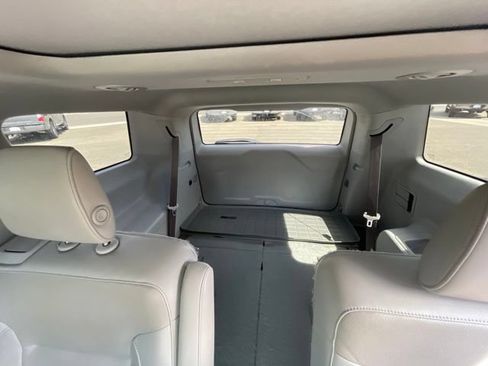 Used 2017 GMC Acadia SLT FWD image 13