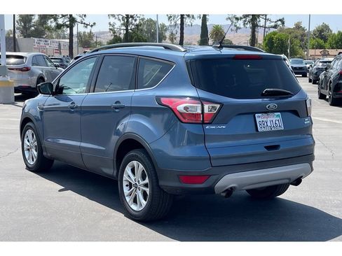 Used 2018 Ford Escape SE w/ SE Sync 3 Package FWD image 4