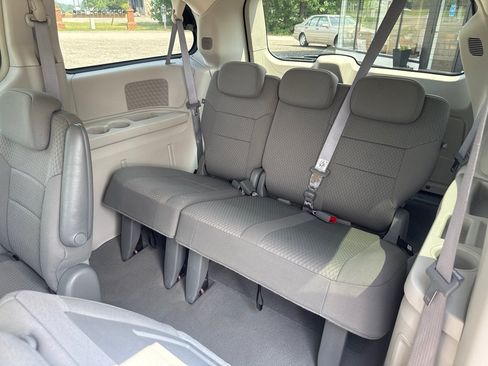 Used 2009 Chrysler Town & Country Touring FWD image 20