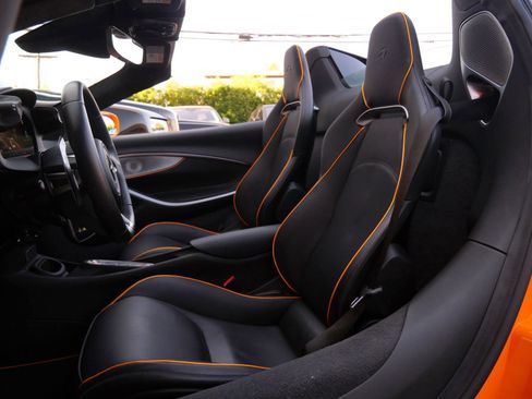 Used 2025 McLaren Artura Spider RWD image 16