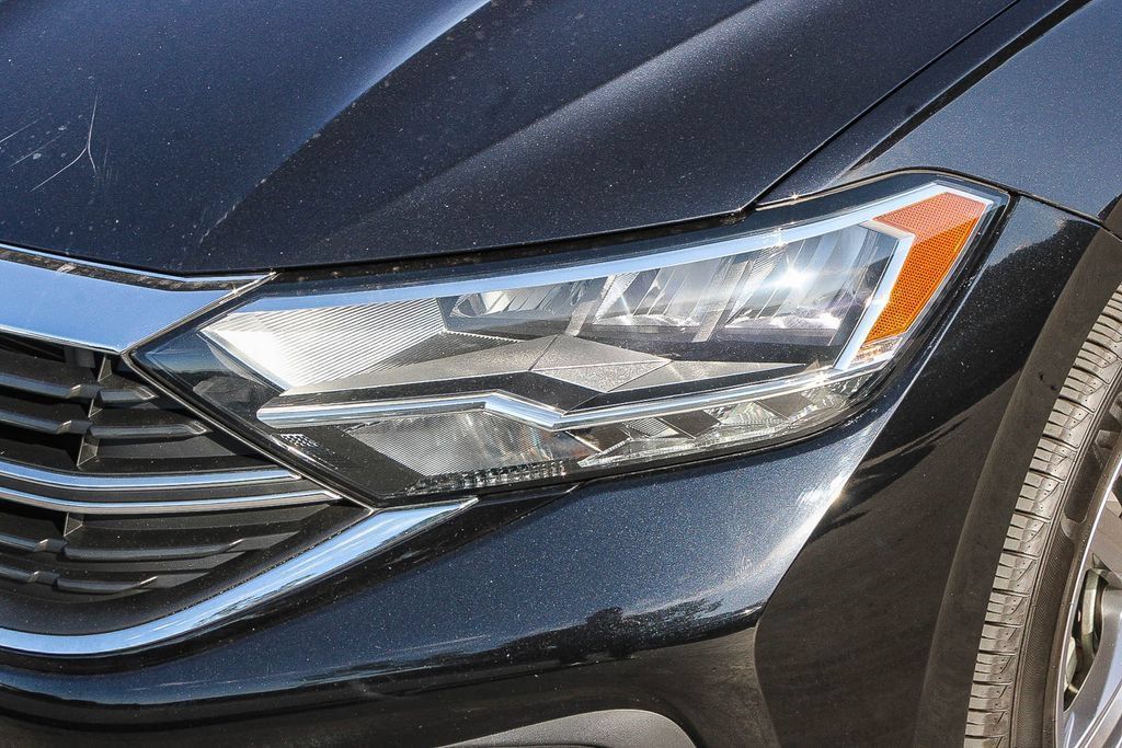 Used 2023 Volkswagen Jetta SE FWD image 5