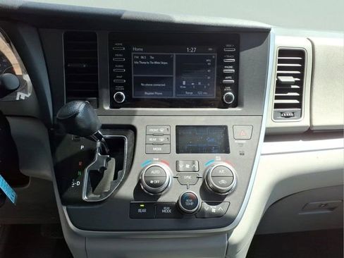 Used 2020 Toyota Sienna L FWD image 18