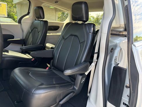 Used 2024 Chrysler Pacifica Touring-L FWD image 11