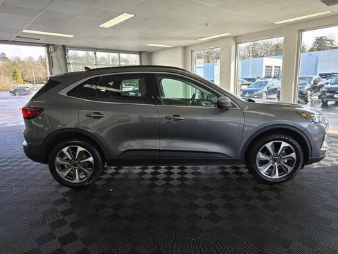 Used 2024 Ford Escape Platinum image 3