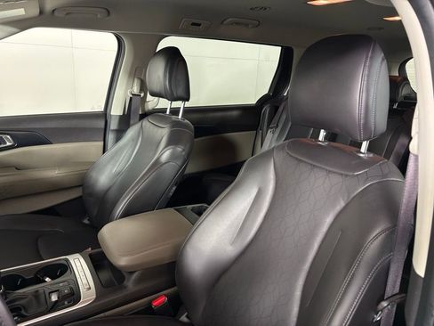 Used 2025 Kia Carnival image 18