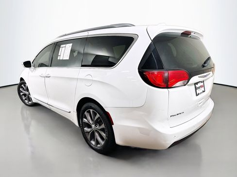 Used 2018 Chrysler Pacifica Limited image 5