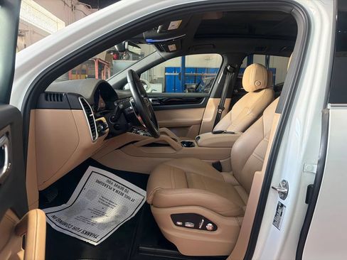 Used 2020 Porsche Cayenne AWD/4WD image 6