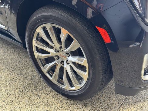 Used 2023 GMC Yukon Denali w/ Denali Reserve Package image 5