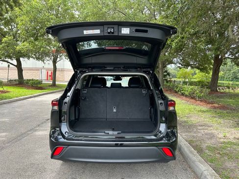 Used 2024 Toyota Highlander XLE FWD image 10