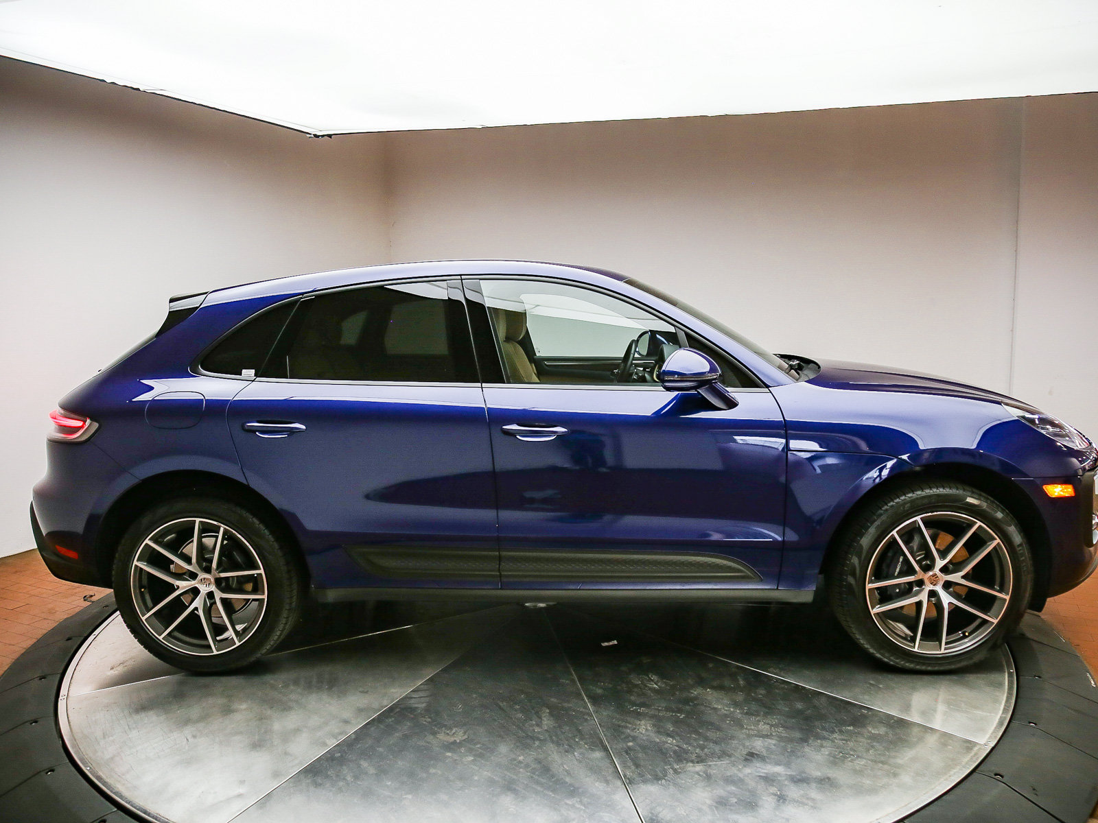 Certified 2026 Porsche Macan AWD/4WD image 5